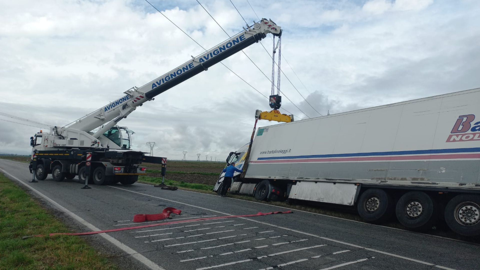 Avignone trasporti - Sottorso mezzi pesanti con gru - Ivrea - Torino